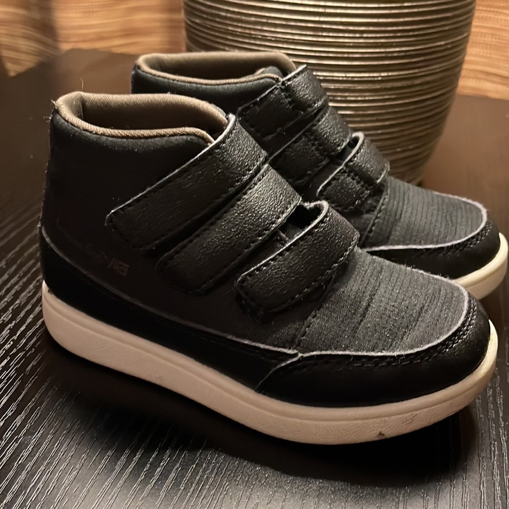 American Eagle Toddler Sneakers - Toddler boy size 8 - black casual shoes/boots